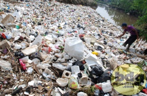 Pemulung mencari sejumlah kemasan botol plastik bekas di kampung Cipurut kawasan bantaran anak Sungai Cikapundung, Kec. Dayeuhkolot, Kab. Bandung, Jabar, Jumat (14/6). Minimnya tingkat kesadaran warga membuang sampah sisa limbah rumah tangga dan industri di bantaran sungai menjadi salah satu faktor penting penyebab terjadinya banjir, tercemarnya air bersih dan kerusakan lingkungan lainnya. (Jay)